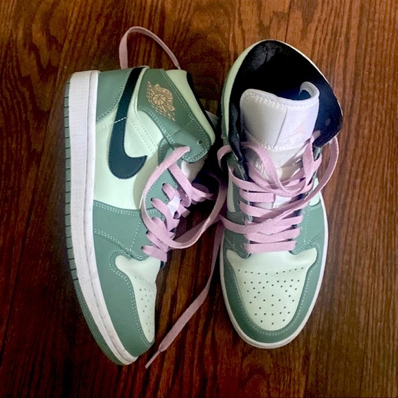 Air Jordans Green and Pink ! - Picture 2 of 3